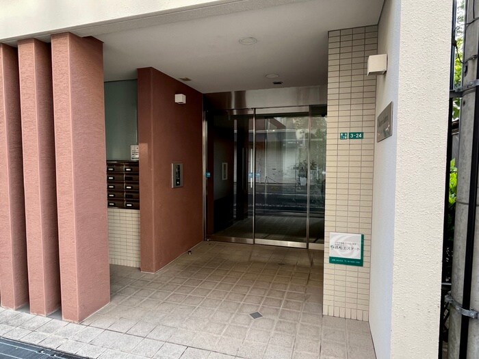 物件外観写真4　(エントランス部分)