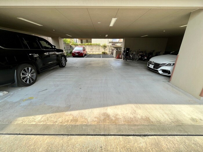 物件外観写真6　(駐車場)