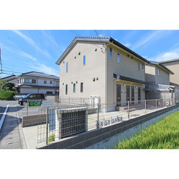 物件外観写真3　(エントランス部分)