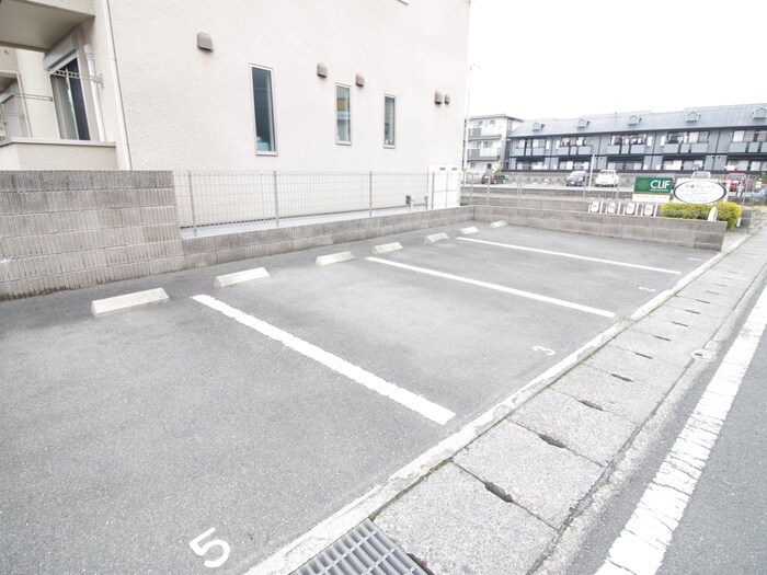 物件外観写真4　(駐車場)