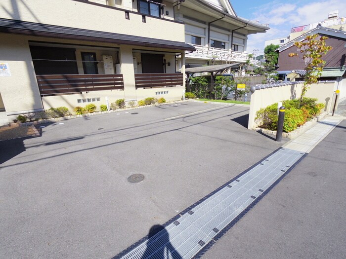 物件外観写真3　(駐車場)