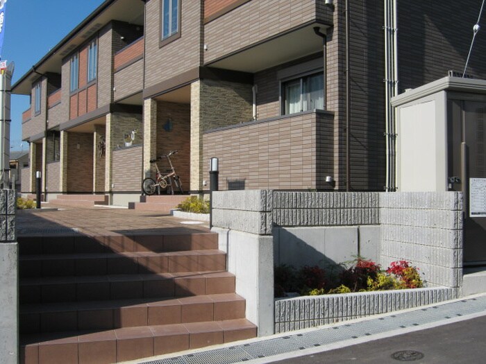 物件外観写真4　(エントランス部分)