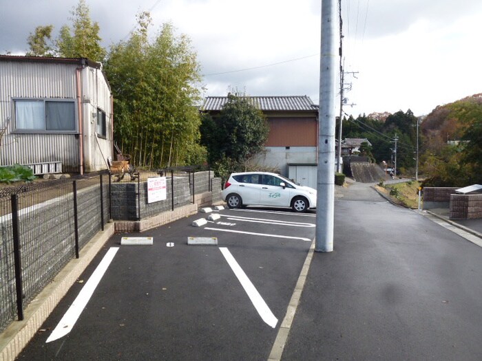 物件外観写真6　(駐車場)