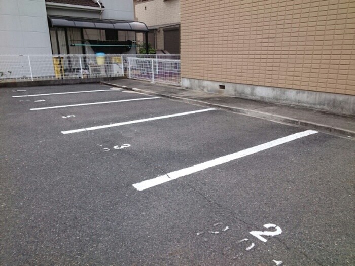 物件外観写真4　(駐車場)