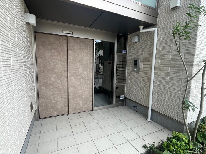 物件外観写真3　(エントランス部分)