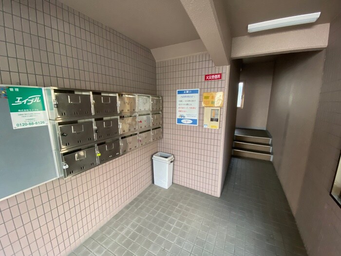 物件外観写真3　(エントランス部分)