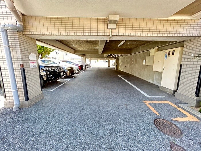 物件外観写真4　(駐車場)