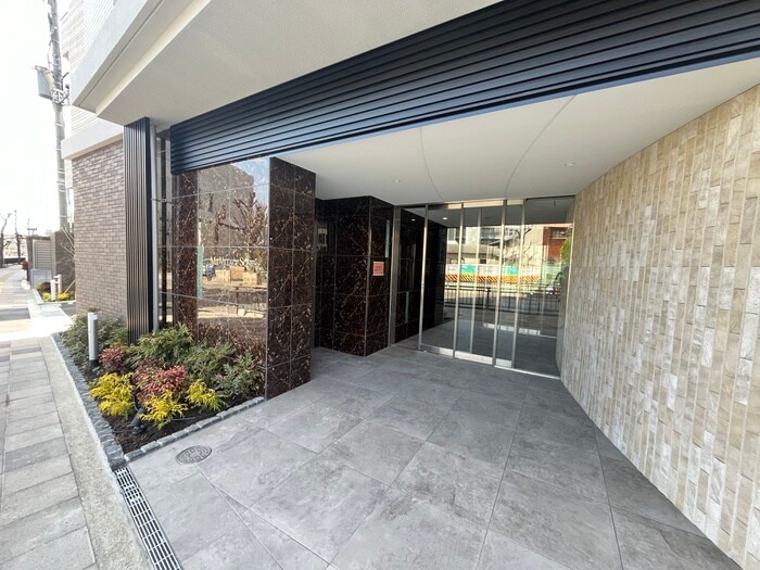 物件外観写真3　(エントランス部分)