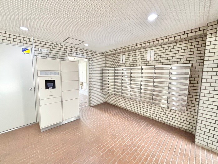 物件外観写真6　(エントランス部分)