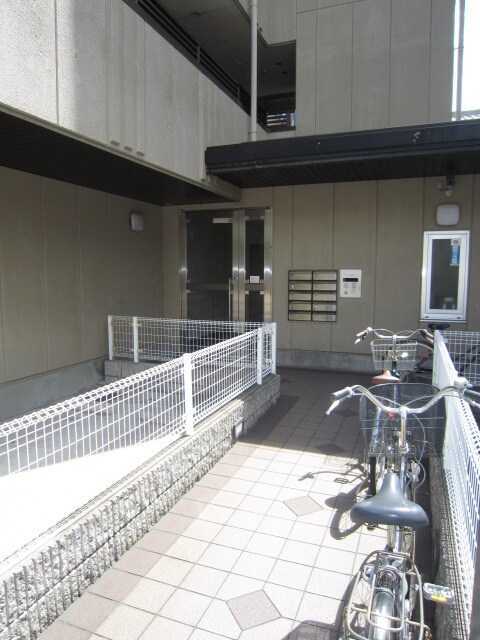 物件外観写真3　(エントランス部分)