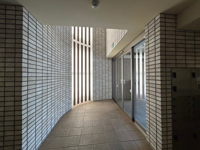 物件外観写真2　(エントランス部分)