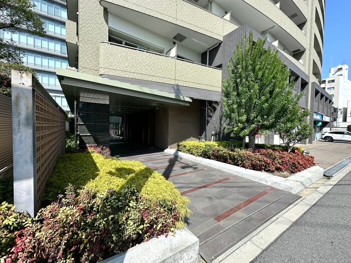 物件外観写真2　(エントランス部分)