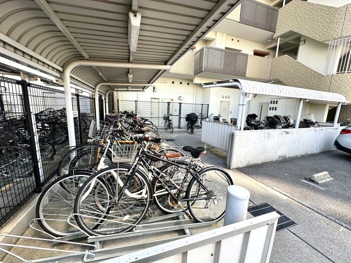 物件外観写真3　(駐輪場)