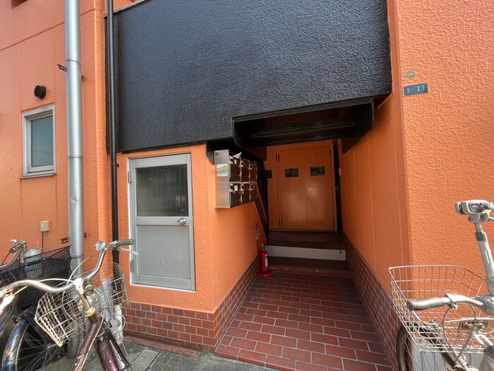 物件外観写真6　(エントランス部分)