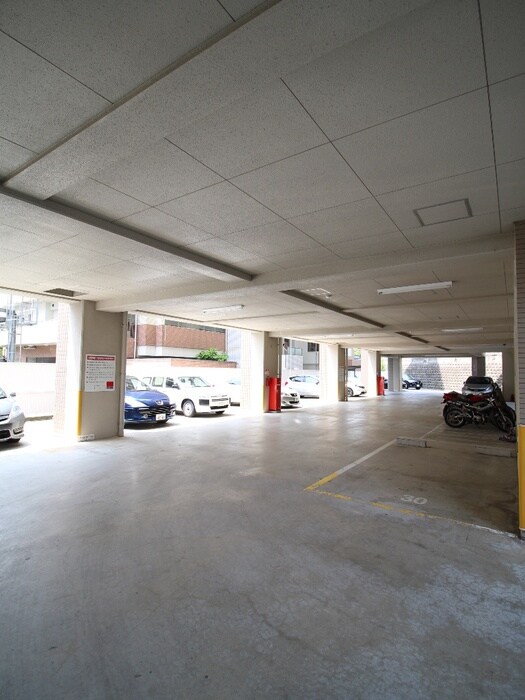 物件外観写真4　(駐車場)