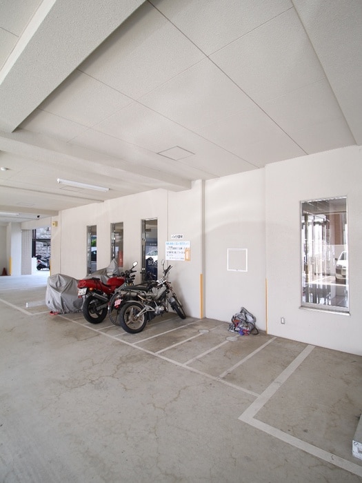 物件外観写真5　(バイク置き場)