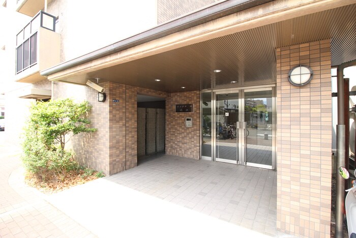 物件外観写真2　(エントランス部分)