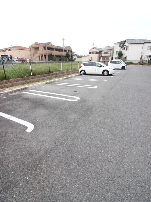 物件外観写真3　(駐車場)