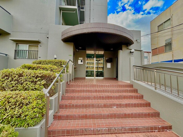 物件外観写真2　(エントランス部分)