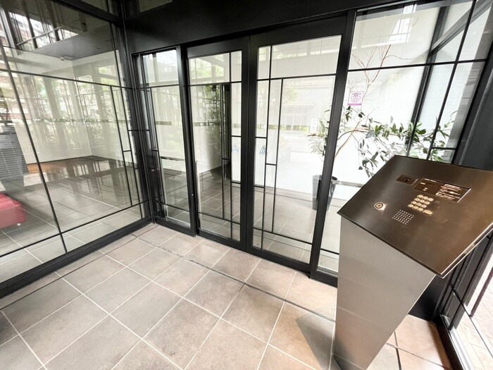 物件外観写真6　(エントランス部分)