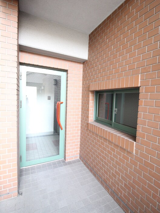 物件外観写真2　(エントランス部分)