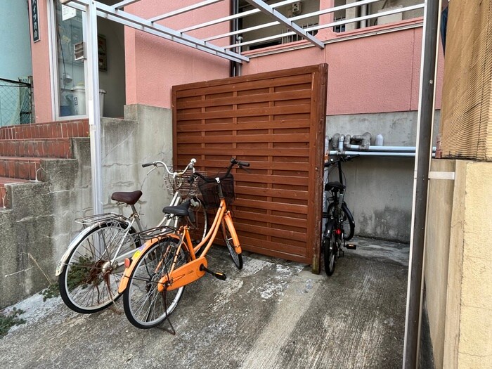 物件外観写真4　(駐輪場)
