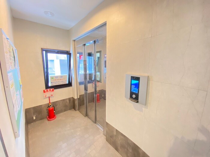 物件外観写真2　(エントランス部分)