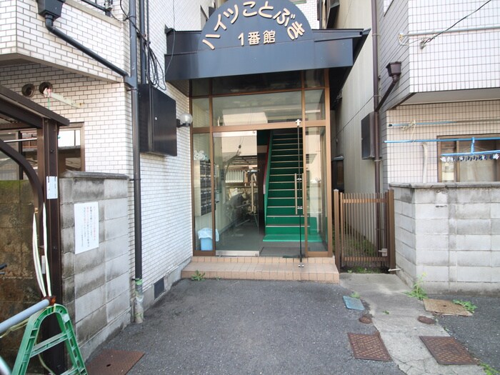 物件外観写真2　(エントランス部分)