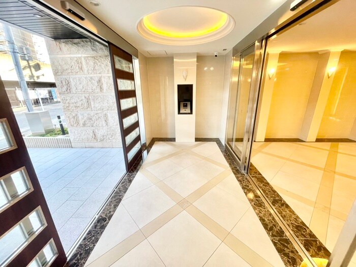 物件外観写真2　(エントランス部分)