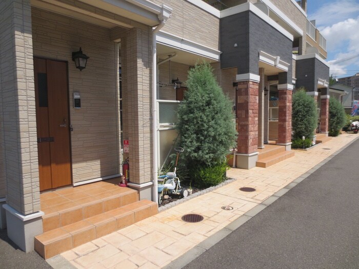 物件外観写真3　(エントランス部分)