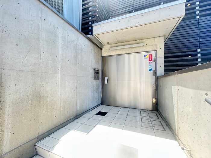 物件外観写真2　(エントランス部分)