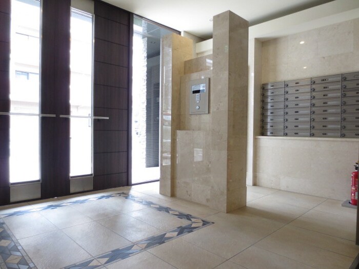 物件外観写真3　(エントランス部分)