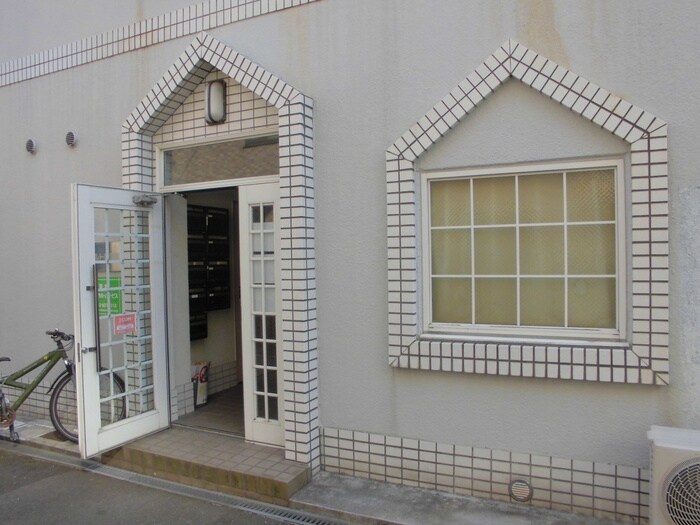 物件外観写真2　(エントランス部分)