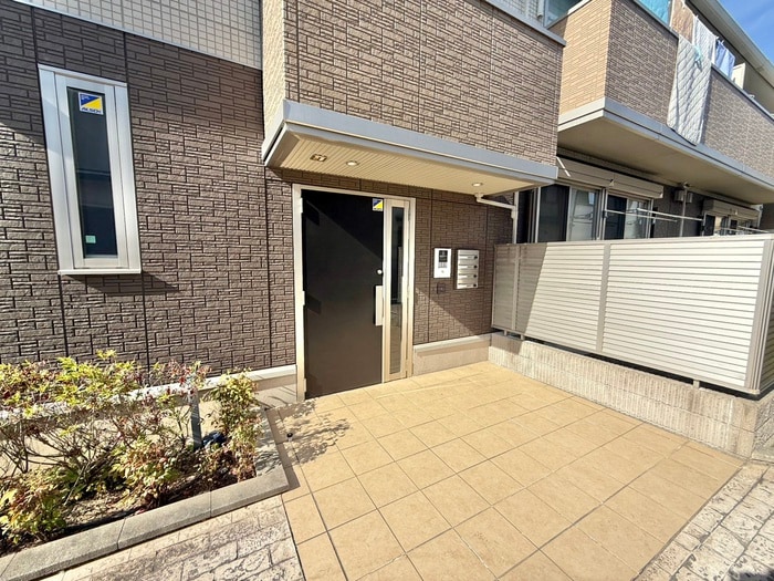 物件外観写真3　(エントランス部分)