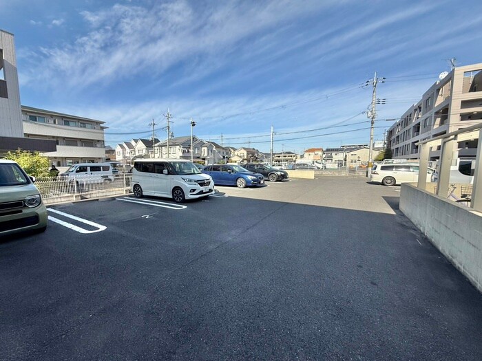 物件外観写真4　(駐車場)