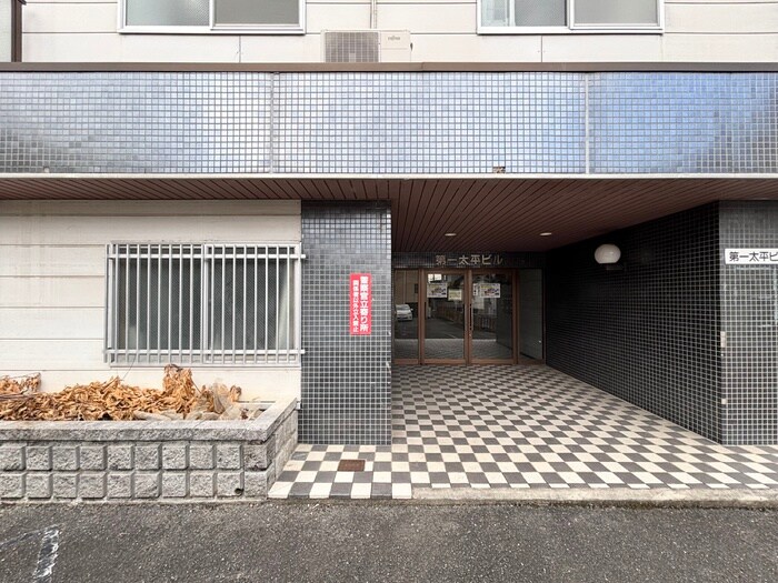 物件外観写真4　(エントランス部分)