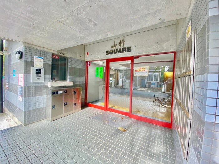 物件外観写真2　(エントランス部分)