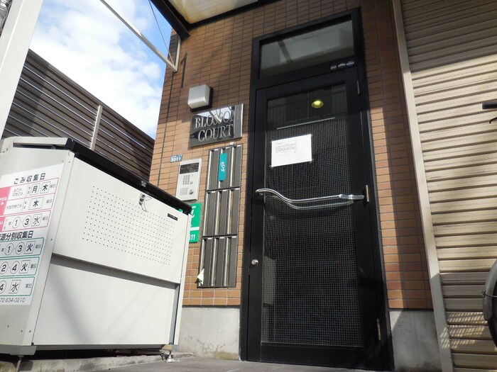 物件外観写真2　(エントランス部分)