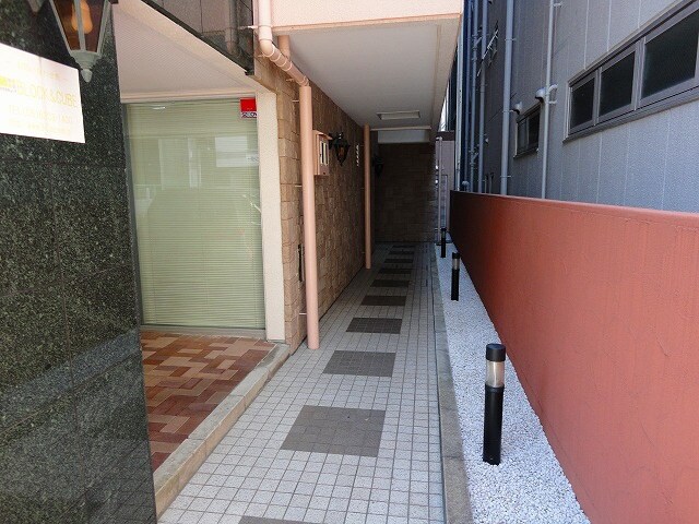 物件外観写真2　(エントランス部分)