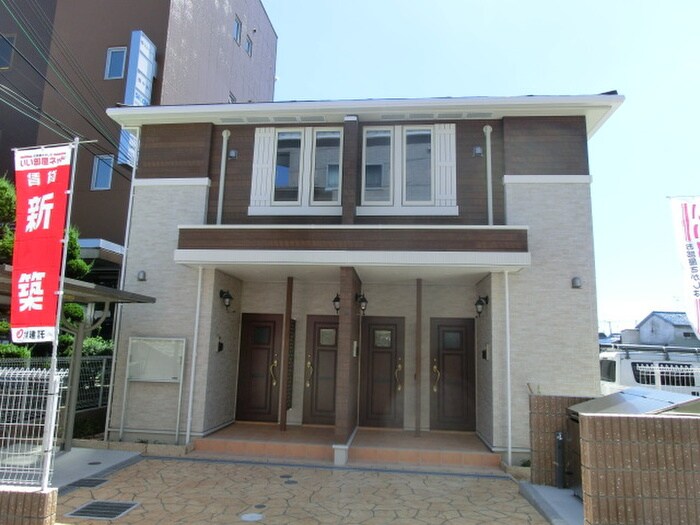 物件外観写真1　(エントランス部分)