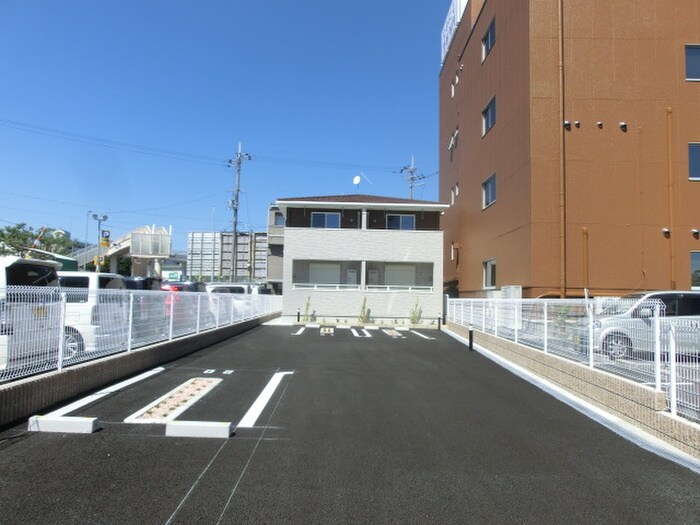 物件外観写真3　(駐車場)
