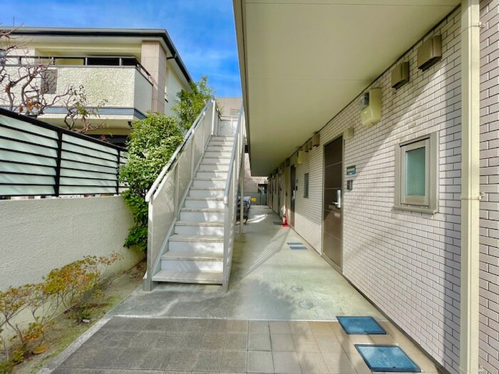 物件外観写真6　(エントランス部分)