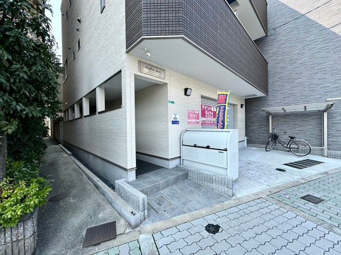 物件外観写真2　(エントランス部分)