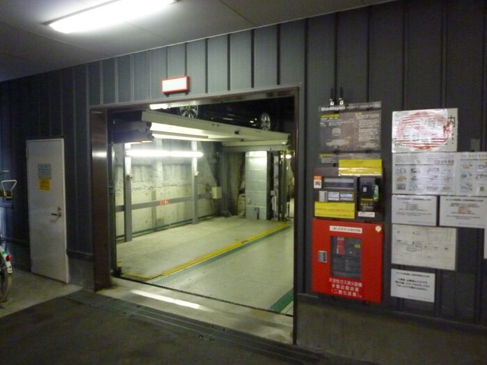 物件外観写真6　(駐車場)