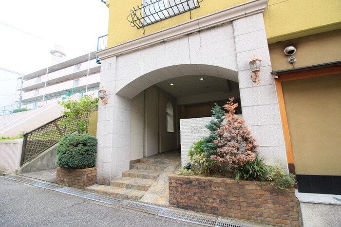 物件外観写真3　(エントランス部分)