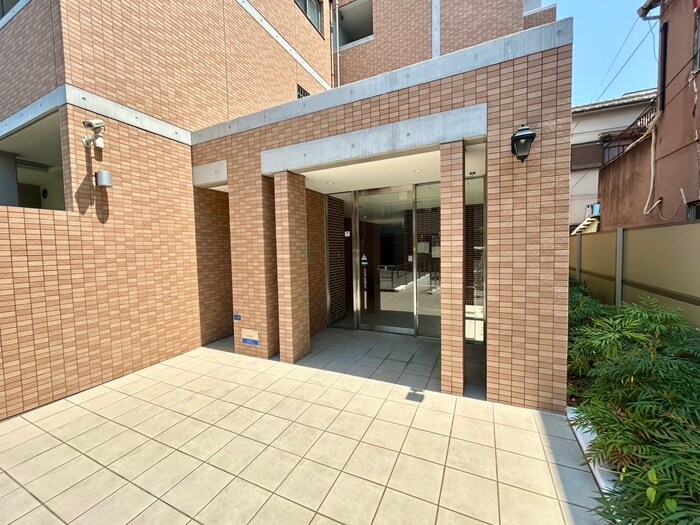物件外観写真2　(エントランス部分)