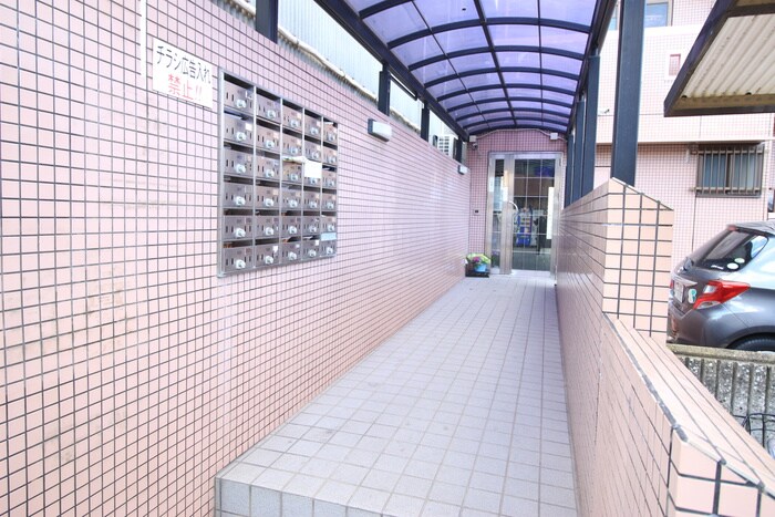 物件外観写真2　(エントランス部分)