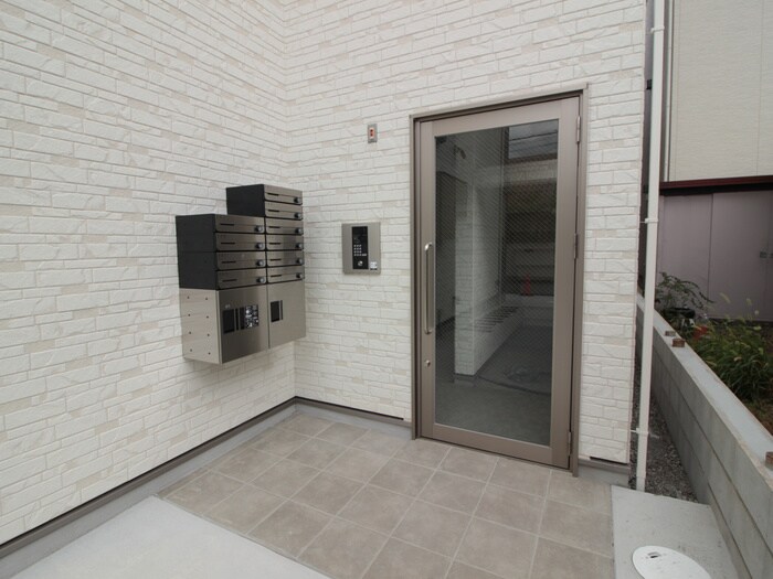 物件外観写真2　(エントランス部分)