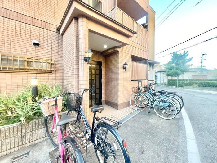 物件外観写真5　(駐輪場)