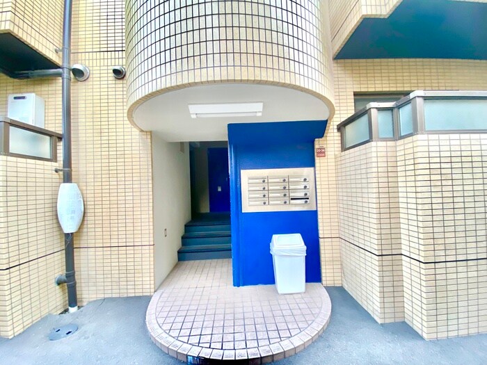 物件外観写真2　(エントランス部分)